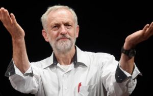 En la oposición, el Partido Laborista fue sacudido el domingo por una rebelión contra su líder Jeremy Corbin, que provocó nueve dimisiones en el gabinete sombra