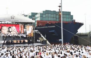 La ampliación del canal de Panamá se cumplió el domingo con el cruce de una nave de contenedores de bandera china