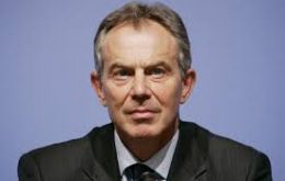 Blair convenció a su gabinete y al parlamento, venciendo las reticencias y la oposición abierta de muchos, de respaldar la invasión liderada por Estados Unidos.