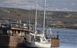 El velero permanece amarrado en las Falklands desde octubre pasado cuando fuera rescatado abandonado y a la deriva por la patrulla Protegat