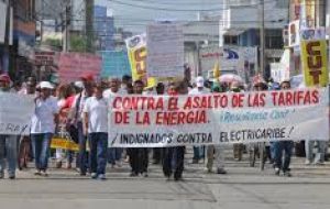 Sin mencionar protestas ni amparos judiciales, Macri dijo que ”es sorprendente la forma en que (los ciudadanos) acompañan el esfuerzo para volver al crecimiento”.