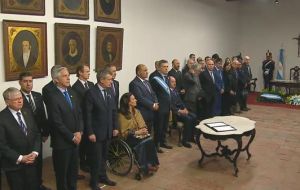Macri acompañado de varios gobernadores firmó el “Acta del Bicentenario” por “los próximos 100 años del diálogo y la convivencia en unión, paz y libertad”.