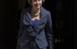 Cameron reunió a sus ministros en 10 Downing Street, donde May, aún titular de Interior, y George Osborne, responsable de Economía, encabezaron los homenajes