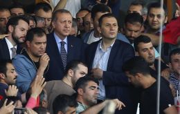 Desde el aeropuerto Atatürk Erdogan acusó a los militares golpistas de levantarse contra un Gobierno que “llegó al poder con el voto del pueblo”.