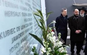 Los representantes de AMIA celebraron la presencia de Macri, quien previo al acto central realizó una ofrenda floral acompañado por miembros de su Ejecutivo.