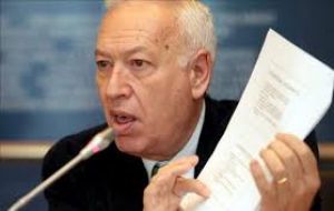 “El modelo que el señor García Margallo intenta imponer es un modelo neandertal, un modelo franquista, tiene que despertar ya de su siesta medieval”
