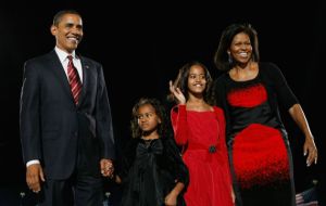 Ocho años atrás, Obama había dicho que la “integridad, compasión e inteligencia” de su madre se reflejaban en sus hijas.