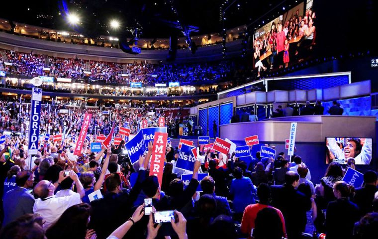 Los delegados demócratas de todo el país, reunidos en Filadelfia, eligieron formalmente como candidata a Hillary que superó los 2.383 votos necesarios