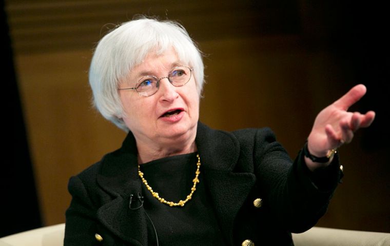 La presidente de la Reserva Federal Janet Yellen dijo que la economía se había expandido a ritmo moderado y los avances en el mercado laboral fueron fuertes