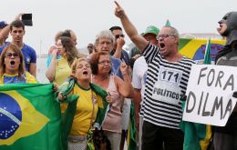 Al son de samba y el himno nacional manifestantes en Copacabana desplegaban a pleno sol un enorme cartel con el mensaje “Fuera Dilma y prisión para Lula”