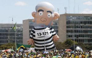 El ambiente era festivo y familiar, tradicional a la muchedumbre dominguera. Sobresalía un enorme muñeco inflable que representa a Lula como presidiario. 
