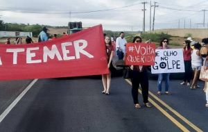 Bajo el lema “Fuera Temer”, miles de personas vestidas de rojo se reunieron en la zona oeste de Sao Paulo defendiendo la vuelta de Rousseff