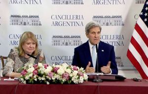 El secretario de estado Kerry junto a Malcorra 