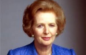 Según sostuvo Rifkind, al enterarse de la intención argentina, Thatcher se mostró “totalmente relajada”, aunque reclamó la presencia de los consejeros Isleños.