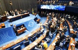 La decisión fue anunciada horas después de que el pleno del Senado aprobara por 59 a 21 iniciar la fase final del juicio político a Rousseff