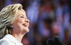 Hillary Clinton recupera impulso en sondeos de opinión contra el rival republicano Donald Trump, quien ha realizado una serie de declaraciones controvertidas