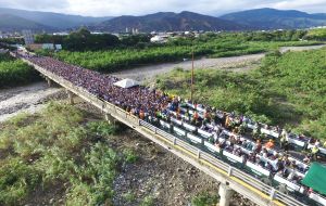 El Puente Internacional Simón Bolívar, entre Cúcuta y la venezolana San Antonio, fue el paso por que llegaron más venezolanos: 46.000 el sábado y 24.000 el domingo.