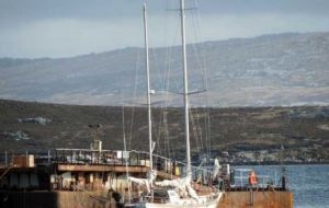 El velero fue remolcado por el FPV Protegat hasta Stanley donde permaneció atracado desde octubre del 2015