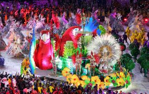 La espectacular fiesta de cierre de las Olimpíadas con las escuelas de samba, música y color, deslumbraron a competidores y espectadores.  