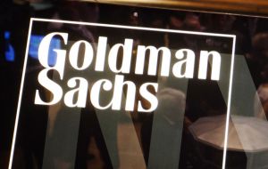 Parte de la deuda por el mismo inmueble también estaría en manos de Goldman Sachs, banco que según él controla la candidata demócrata Hillary Clinton.
