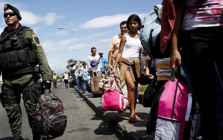 Se estima que más de 270.000 venezolanos cruzaron a Colombia para comprar alimentos básicos y medicinas.