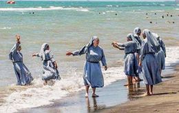 El imán de Florencia, Izzedin Ezir, divulgó la foto de ocho monjas, con sus hábitos hasta los talones, que se divierten a jugar con las olas del mar en una playa.