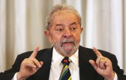 Lula da Silva expresó que “este es el día en que senadores comienzan a rasgar la Constitución del país y que comienza el castigo de una mujer inocente”.