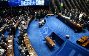 “Siento vergüenza al ver que el Senado, que debería estar debatiendo los intereses del pueblo brasileño, está discutiendo la condena de una persona inocente”
