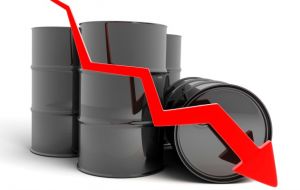  El barril de Texas, el petróleo de referencia en EE.UU. ha pasado de un máximo de US$107 a mediados de 2014 a un mínimo de US$27 y ahora por debajo de US$50.