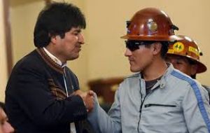 El presidente de Fencomin en tiempos mejores intercambia saludos con Evo Morales