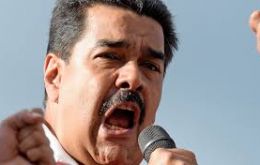 En su cuenta de Twitter, Maduro expresó “toda la solidaridad” con Rousseff. “Condenamos el Golpe Oligárquico de la derecha ¡Quién Lucha Vence!”, escribió.