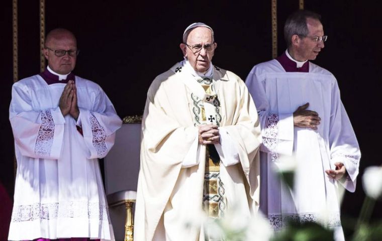 Durante la homilía, el Papa elogió la labor de la madre Teresa “en defensa de la vida humana, desde aquellos no nacidos hasta los descartados”. 