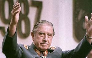 Bloomberg tituló que “Chile prepara cambios al más radical de los legados de Pinochet”