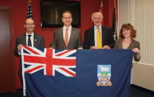 Una delegación de Falklands meses atrás estuvo de visita en Washington, Nueva York y Ottawa donde confirmaron el apoyo de congresistas y parlamentarios 