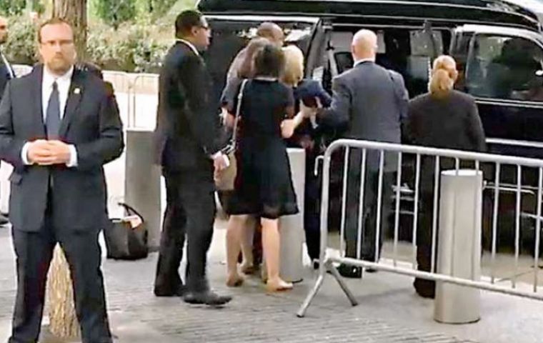 Clinton tuvo que ser auxiliada el domingo luego de una ceremonia pública en Nueva York; luego u equipo médico informó que ella sufría una neumonía