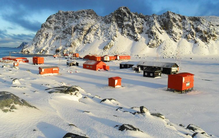 Se evaluó cooperación en materia antártica, incluyendo intercambios, actividades conjuntas y acuerdos entre científicos del IAA y el BAS