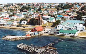 Stanley, capital de las Islas, que cada temporada recibe miles de turistas de cruceros 
