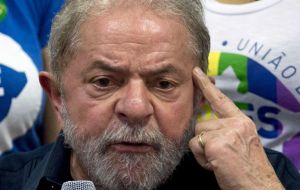 En la causa Lula recibió unos 3,7 millones de reales (más o menos US$ 1,1 millones) “en sobornos pagados disimuladamente”.