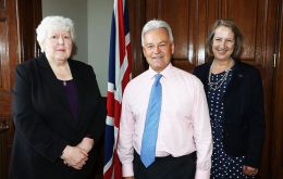 El ministro Duncan junto a la legisladora electa de Falklands Jan Cheek y a Sukey Cameron, representante permanente del gobierno de las Islas en Londres (der)