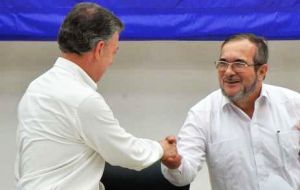  El documento será rubricado por el presidente Juan Manuel Santos y el número uno de FARC, Rodrigo Londoño Echeverri, alias “Timochenko”