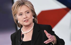 Clinton reconoce que carece del carisma de su esposo, Bill Clinton o de Barack Obama; más de la mitad de los estadounidenses afirma que desconfían de ella.