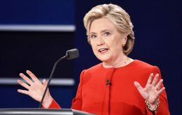 Hillary Clinton escogió la calma y hacerse dueña de los tiempos. Esa estrategia fue su mejor aliada en el primer debate presidencial contra su rival republicano