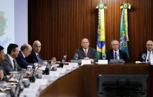 Temer se reunió con legisladores y ministros para anunciar que postergaba debate sobre la reforma previsional hasta después de los comicios en 5.600 municipios
