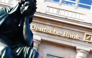 El Deutsche Bank, ha visto sus acciones caer dramáticamente en medio de la crisis precipitada por la multa de US$14.000 millones que pide la Justicia estadounidense