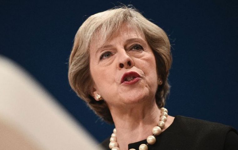 Al abrir el congreso anual del Partido Conservador, PM Theresa May dio indicios de que la salida del Reino Unido de la UE se inclinará hacia un “Brexit duro”