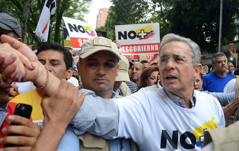 Uribe señaló que los votantes del NO quieren “contribuir a un acuerdo nacional” e invocó: “Colombianos, corrijamos”.