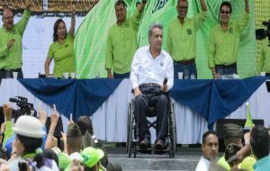 “Acepto”, replicó Moreno, de 63 años, graduado en administración pública y que sufre una paraplejia que le obliga a movilizarse en silla de ruedas.