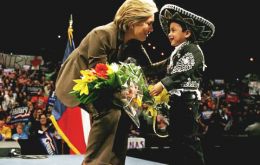  “En una contienda apretada, una presencia fuerte de votantes latinos podría asegurarle la victoria” a Clinton en estados claves, agregó el periódico.