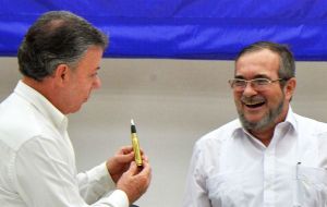 Se esperaba que la firma del acuerdo en Cartagena entre Santos, y el jefe de la narco-guerrilla, “Timochenko” impulsaría el fervor por la paz.