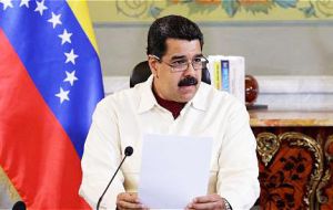 “¿Cuál es la prioridad del país, cumplir los caprichos de una oligarquía o recuperar la economía?”, preguntó Maduro.